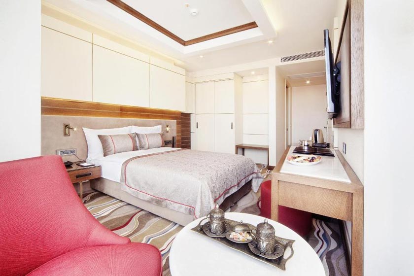 Grand Hotel de Pera Istanbul - Deluxe Room with Golden Horn View