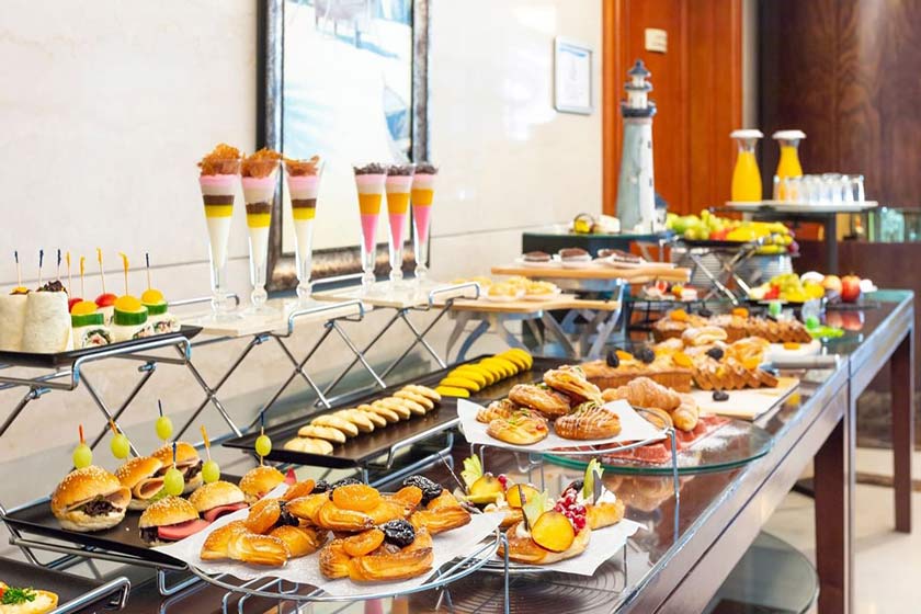 City Seasons Hotel Dubai - food and drink