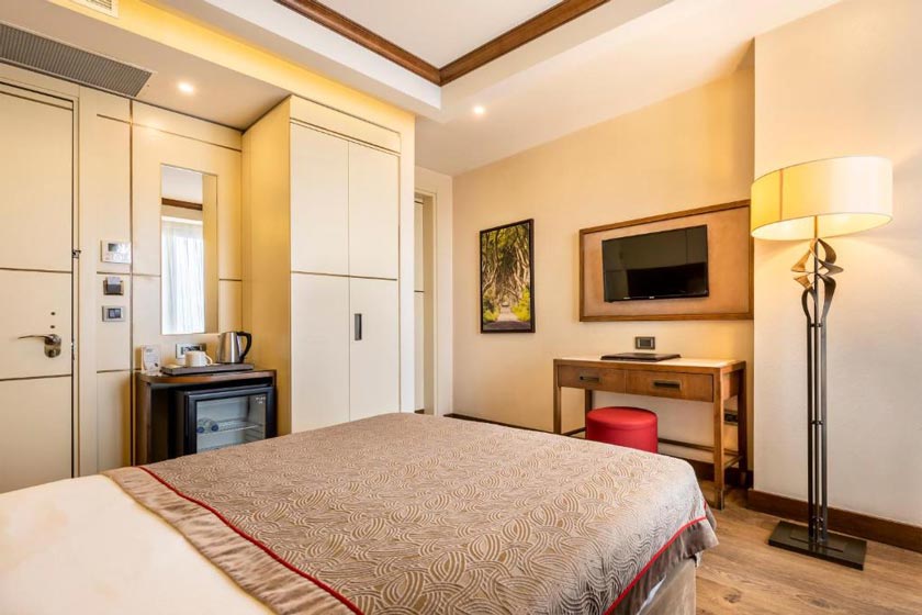 Grand Hotel de Pera Istanbul - Deluxe Room with Golden Horn View