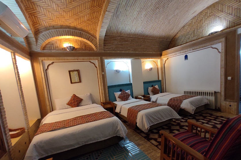 هتل باغ مشیرالممالک یزد - اتاق چهار تخته