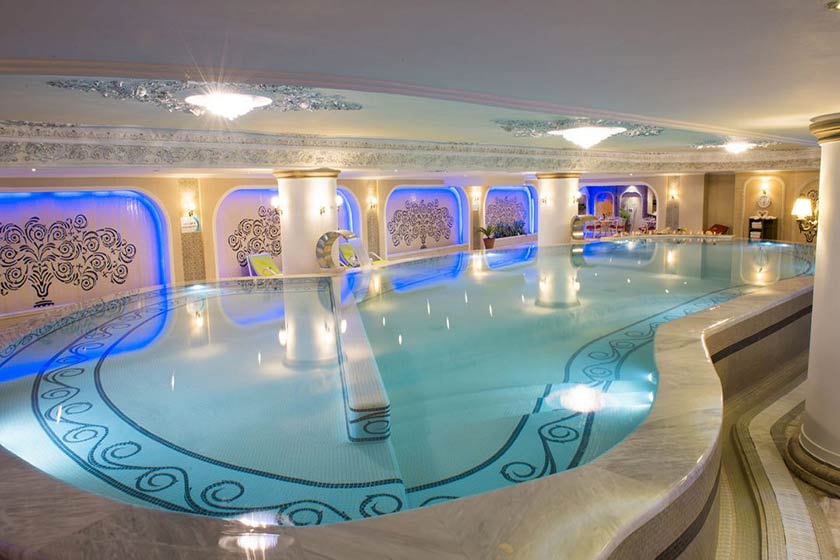 هتل قصر طلایی مشهد - استخر
