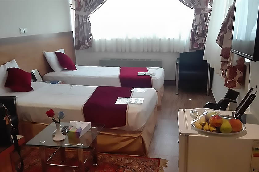 هتل جهانگردی کرمان - اتاق دو تخته تویین
