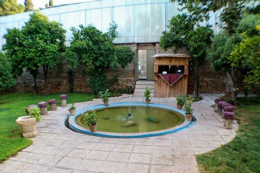 اقامتگاه بومگردی خانه باغ ایرانی شیراز - محوطه