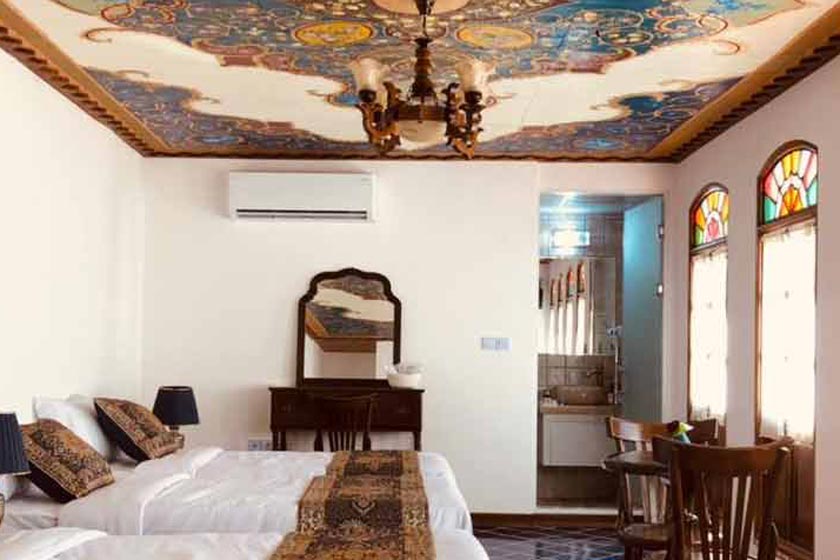 هتل قیصریه شیراز - اتاق چهار تخته پنج دری