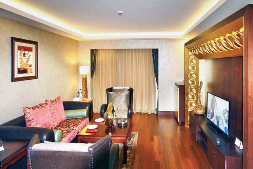 Royal Dragon Hotel - King Suite