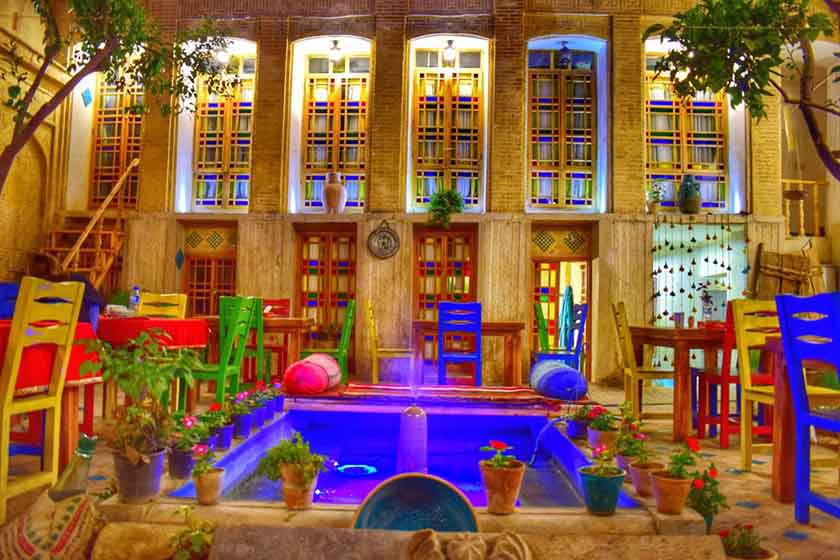 اقامتگاه عمارت هفت رنگ شیراز - محوطه