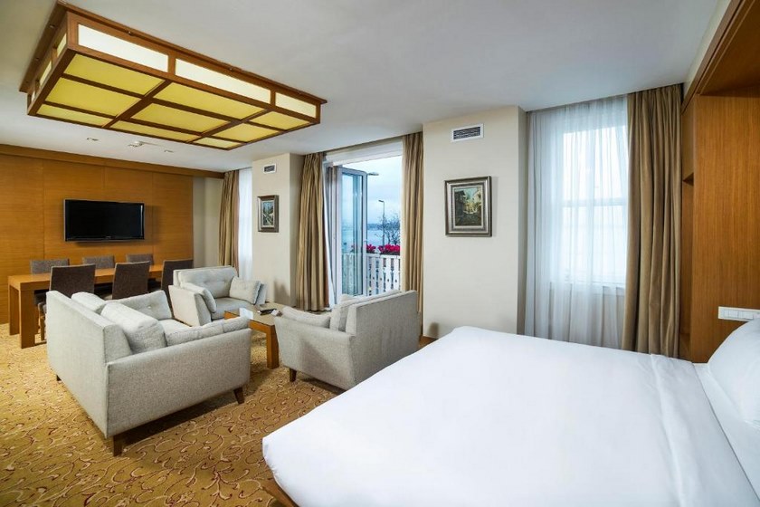 Radisson Hotel Istanbul Sultanahmet -Suite with Balcony and Sea View Non-Smoking