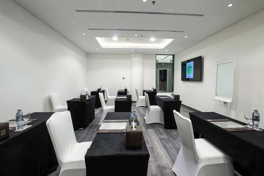 TIME Onyx Hotel Apartments Dubai - meeting room