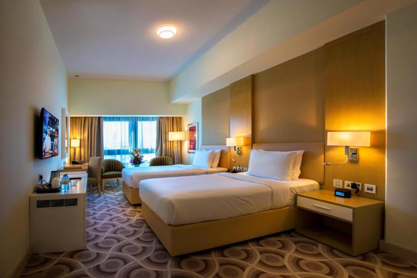 Metropolitan Hotel Dubai - Guest Room With Complimentary Beach
