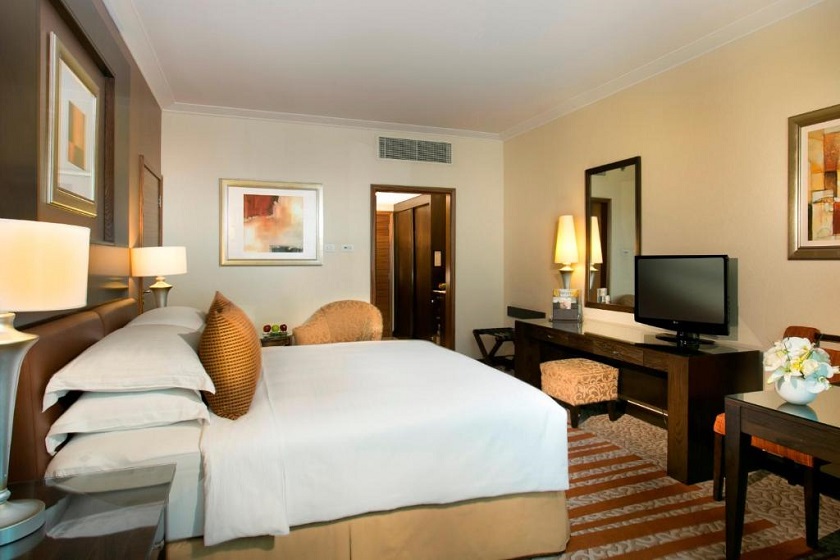 Swissotel Al Murooj Dubai - Deluxe King Room