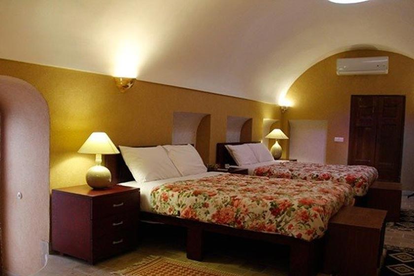 هتل سنتی خانه سه نیک یزد - اتاق چهار تخته (کوروش - وان‌دار)