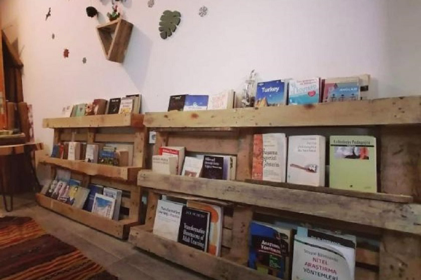 Kuyu Beergarden Hostel Antalya - library