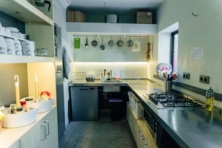 Flaneur Hostel Antalya - shared kitchen 