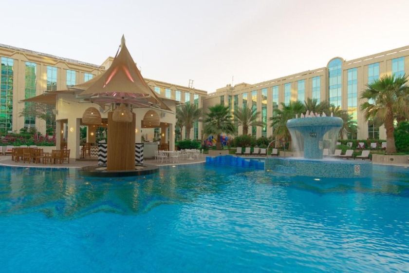 Millennium Airport Hotel Dubai - Pool View King Room