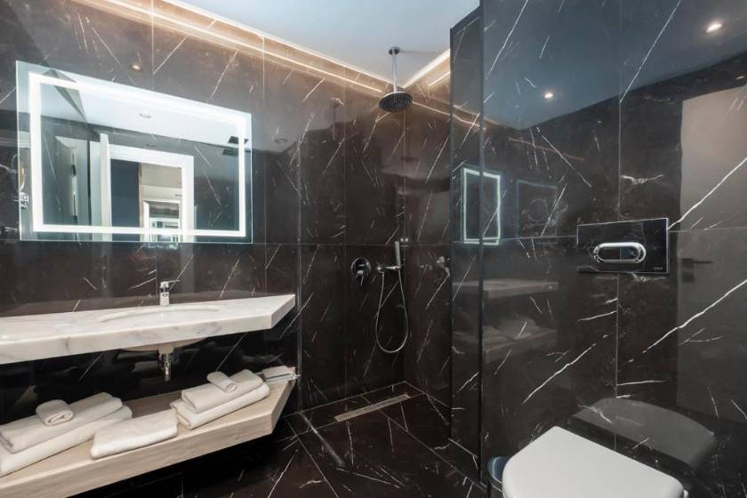 The Grandeur Hotel - Junior Suite