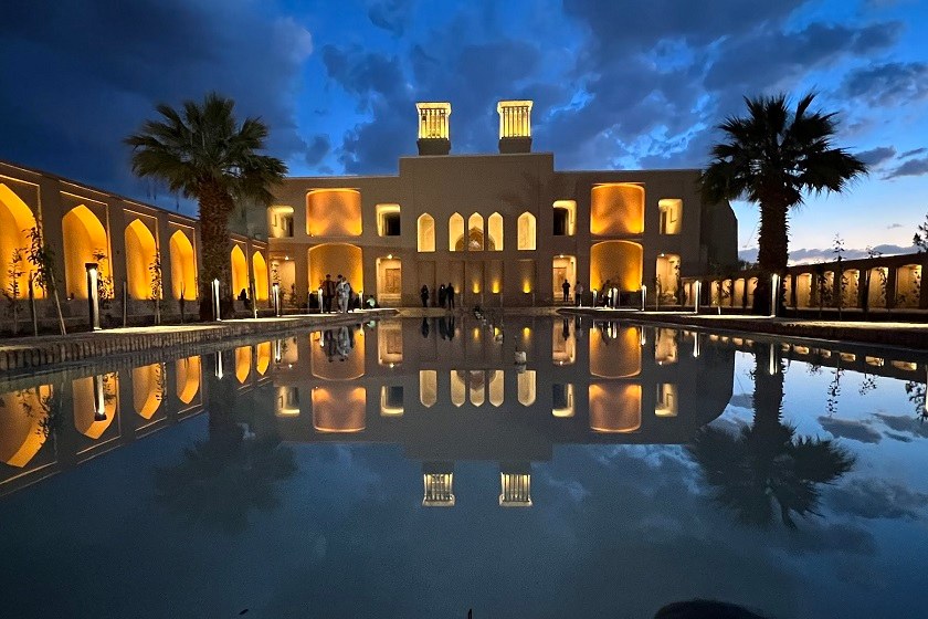 نمای باغ دولت آباد یزد در آب حوض. منبع عکس: گوگل مپ. عکاس: Minoo Nezamipour