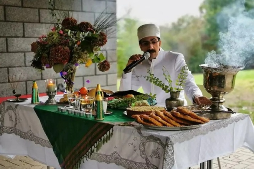 سخنرانی موبد در جشن میانه پاییز. منبع عکس: وبسایت Berasad.Com. عکاس: نامشخص