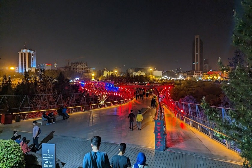 تفریح شبانه در پل طبیعت. منبع عکس: گوگل مپ. عکاس: Vasya Rudin