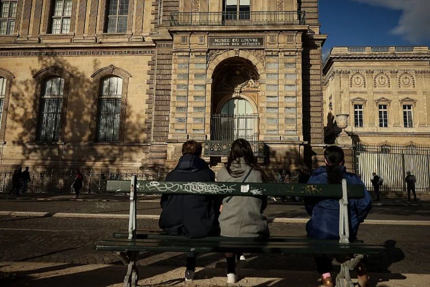 پنجره‌ ای که سارقان از آن وارد موزه لوور شدند جاذبه گردشگری شد