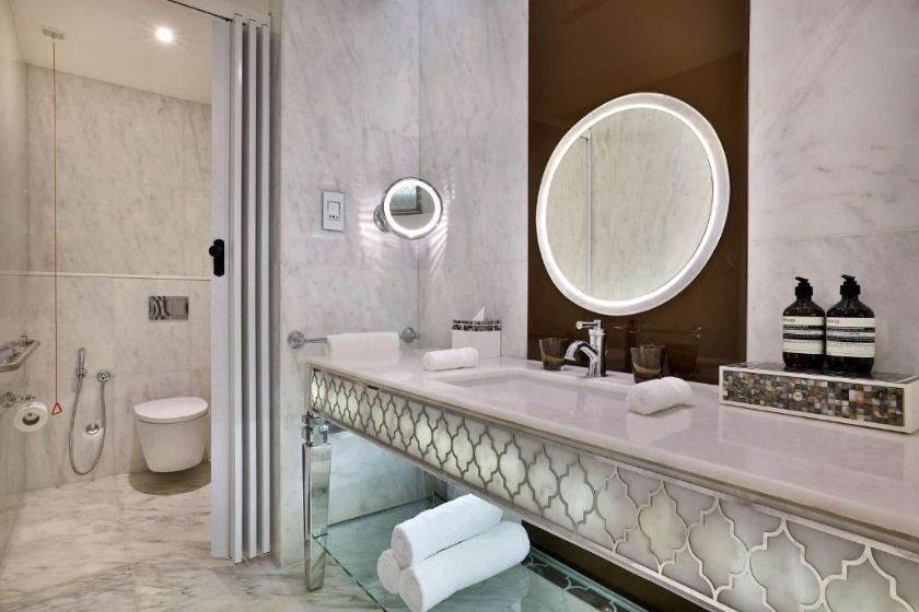 Waldorf Astoria Dubai Palm Jumeirah Dubai - Superior King Room - Disability Access