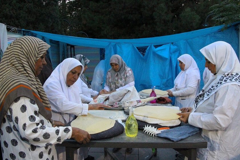 نان پختن زنان کرمانی در جشنواره. منبع عکس خبرگزاری ایمنا. عکاس نامشخص