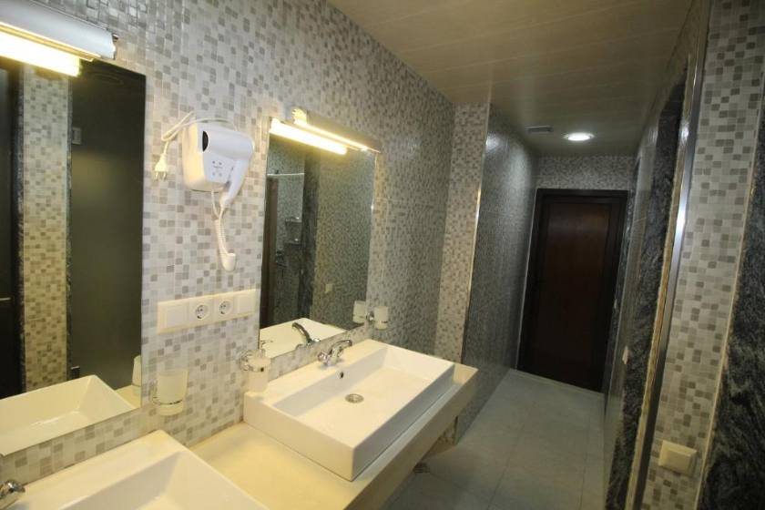 Hostel Jeal - 8-Bed Mixed Dormitory Room