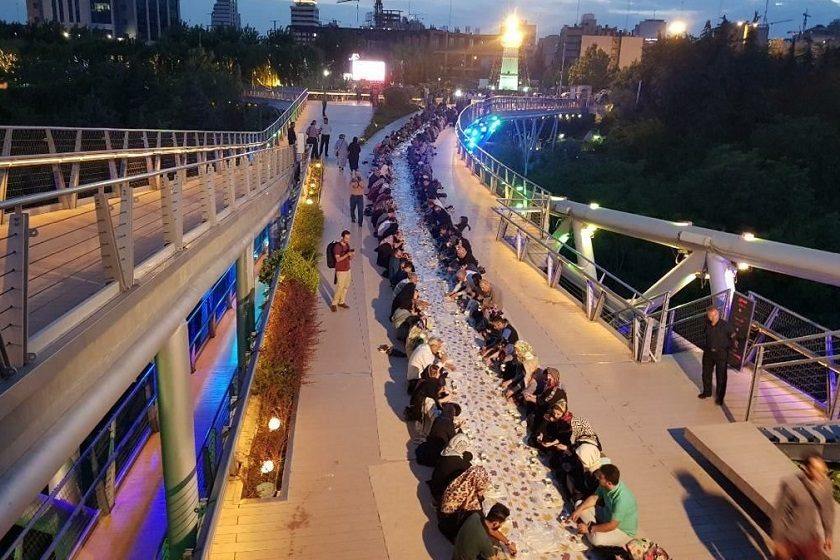 سفره افطار روی پل طبیعت. منبع عکس: وبسایت Tasnimnews.Com. عکاس: نامشخص