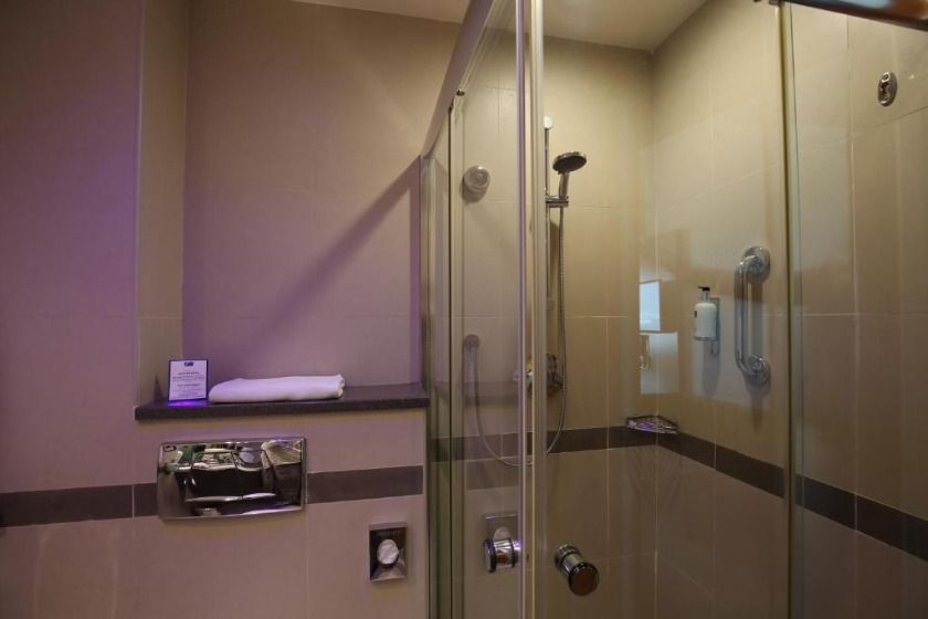 Holiday Inn Express Dubai Airport, an IHG Hotel Dubai - Standard King Room - Disability Access
