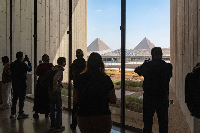 قاب شیشه‌ای رو به اهرام سه‌گانه مصر