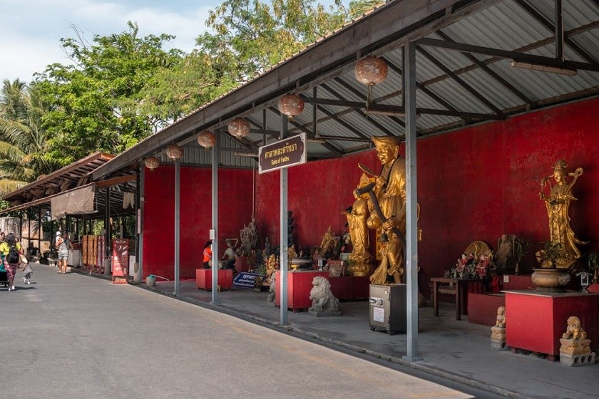 محوطه اطراف مجسمه (Surrounding Grounds)