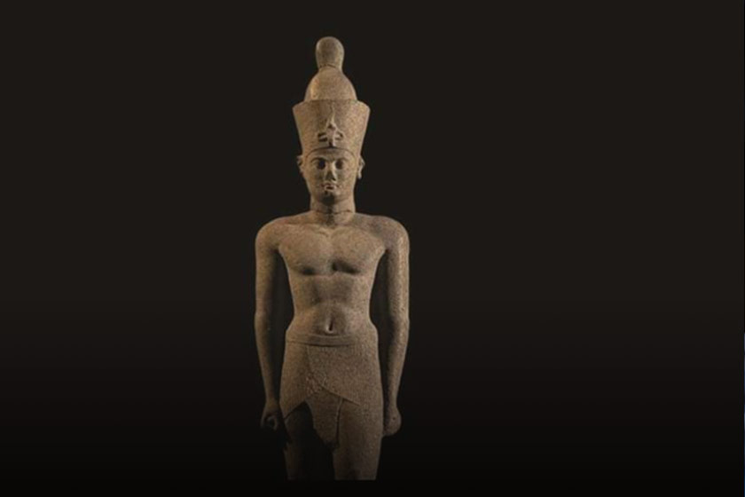 سر مجسمه آخناتون (پلکان بزرگ)