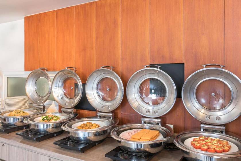 Travelodge Pattaya - food and drink