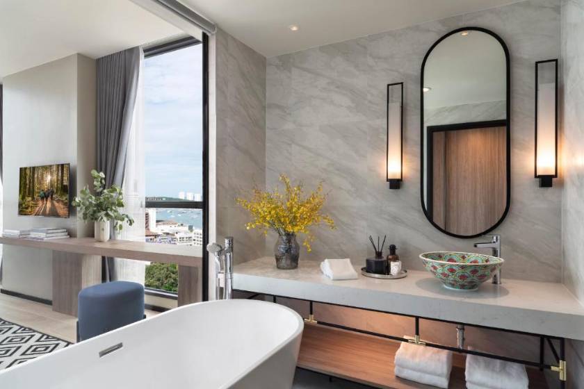 Somerset Pattaya - Deluxe King Room with Sea View