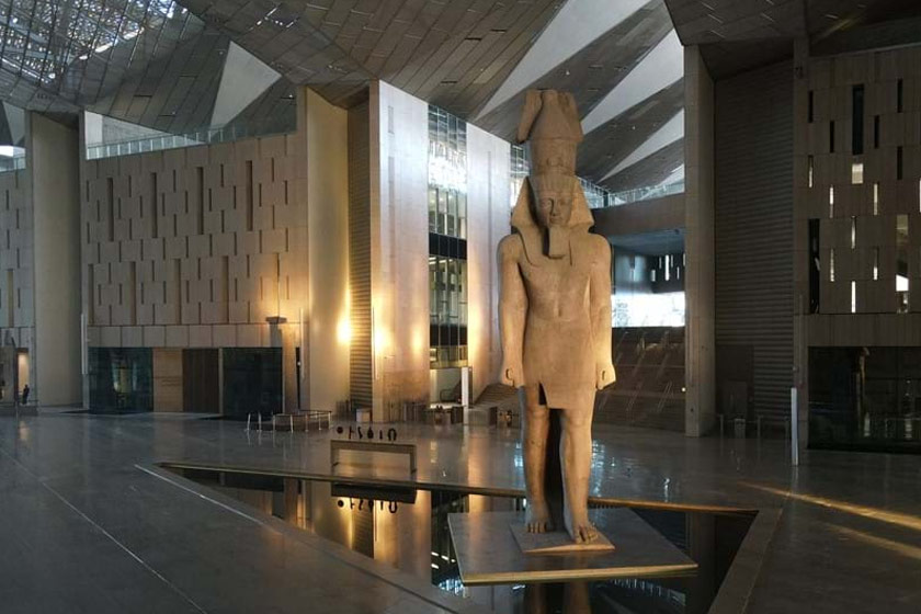 پیکره‌های غول‌پیکر: محور اصلی روایت تالار