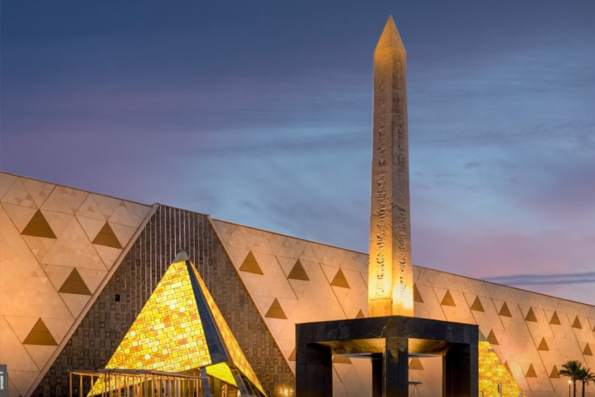 ستون سنگی هرمی معلق