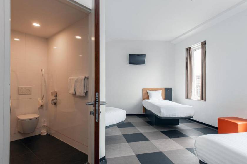 easyHotel Amsterdam Arena Boulevard - Quadruple Room - Disability Access