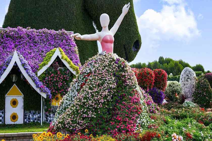 مجسمه بانوی معلق