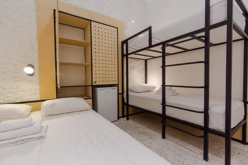 Back2ME - Family Room with Private Bathroom