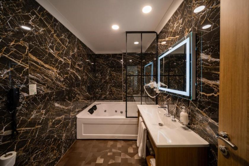 Holiday Inn - Trabzon - One-Bedroom King Suite with Jetted Tub 