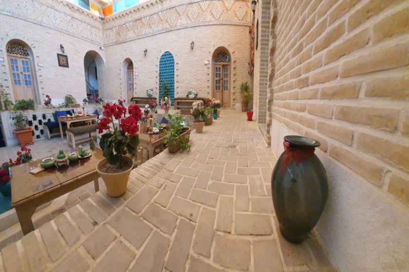 اقامتگاه سنتی شهباز کرمان - محوطه