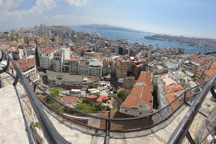 سکوی دید باز برج گالاتا استانبول. منبع عکس: گوگل مپ. عکاس: Ionut Pasere