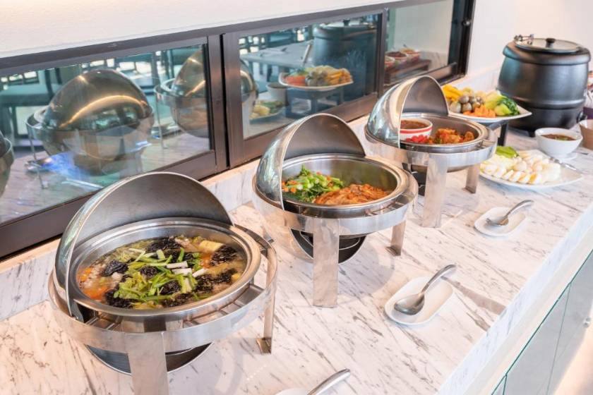 Manhattan Pattaya Hotel - SHA Extra Plus - food and drink