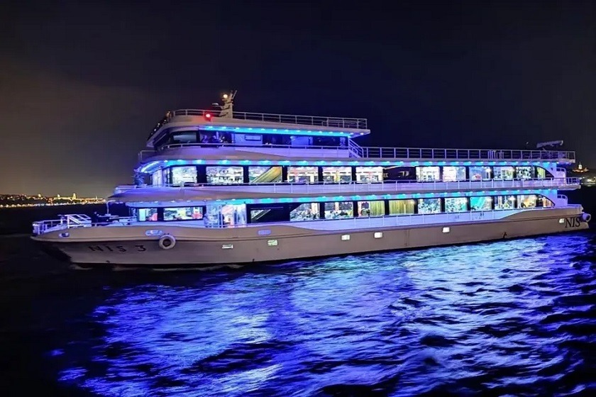 آغاز فصل جدید گردشگری دریایی در خزر؛ کروز ۱۵۰ نفره در مازندران پهلو گرفت