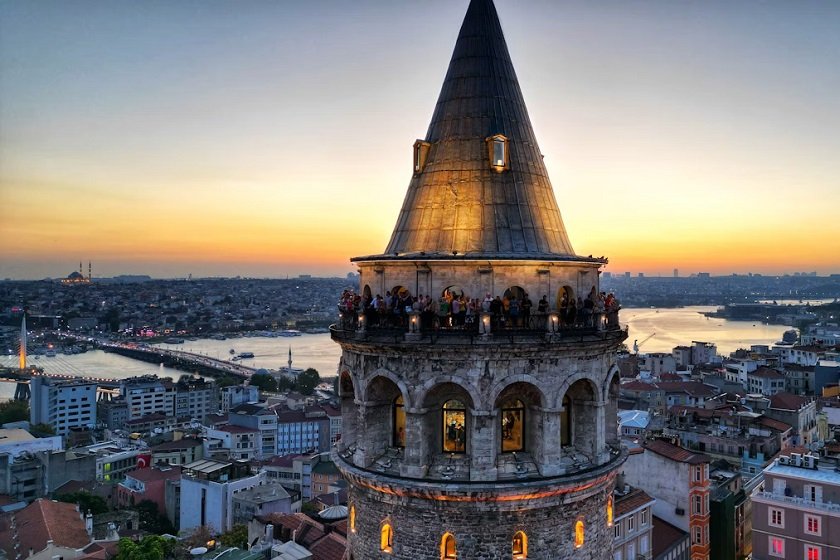 برج گالاتا استانبول در غروب. منبع عکس: وبسایت Unsplash.Com. عکاس: Erdi Ugurlu