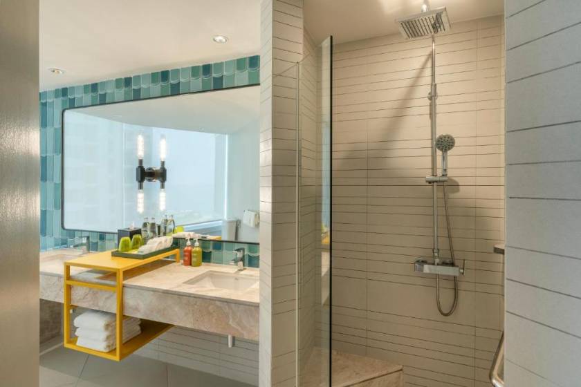 Holiday Inn Pattaya by IHG - Standard King Room with Ocean View and Bay Tower