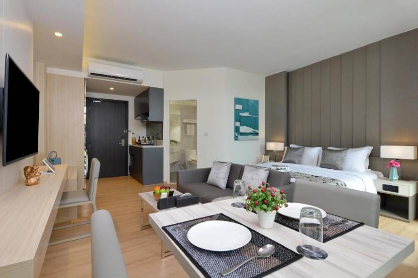 Arden Hotel & Residence Pattaya - Deluxe Twin Room with Pool View