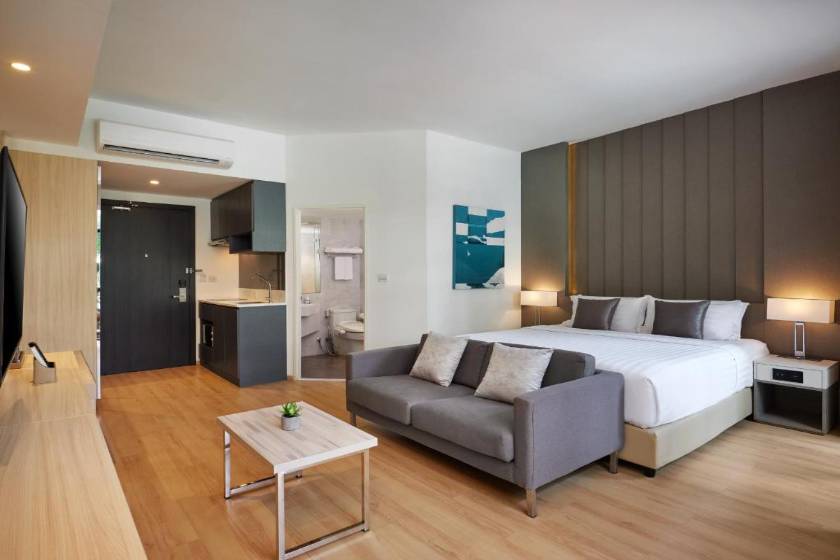 Arden Hotel & Residence Pattaya - Deluxe Double or Twin Room with Pool View