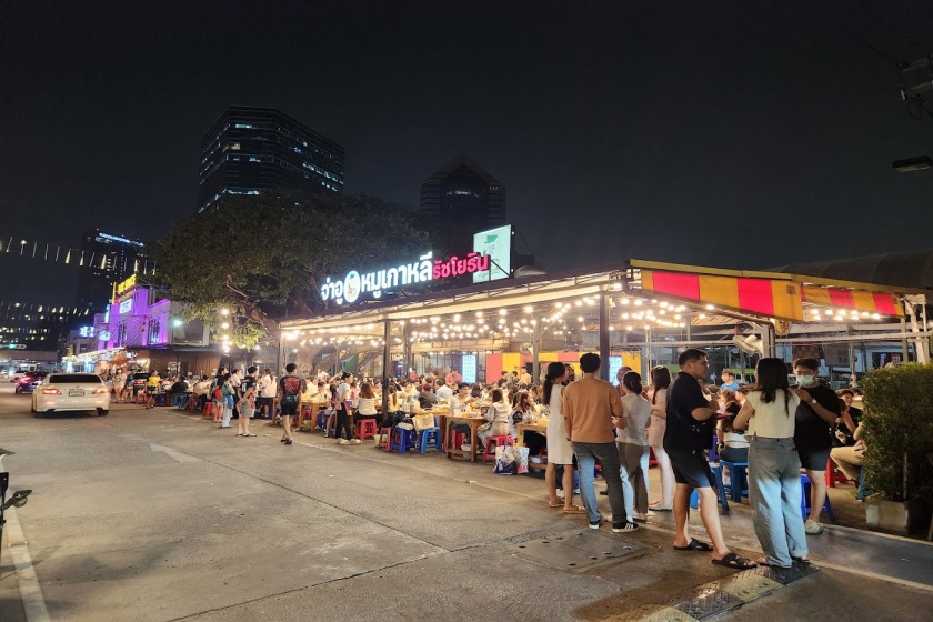 بازار شبانه سوان لوم راچادا بانکوک. منبع عکس: گوگل‌مپ. عکاس: نامشخص