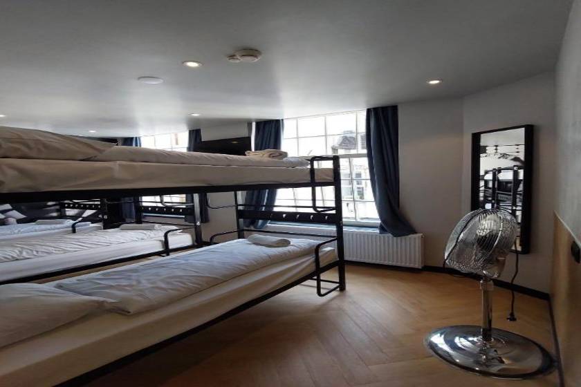 Heart of Amsterdam Hostel - Private Room (8 Adults)
