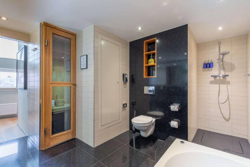 Radisson Blu Hotel, Amsterdam City Center - New Amsterdam Suite with Canal View